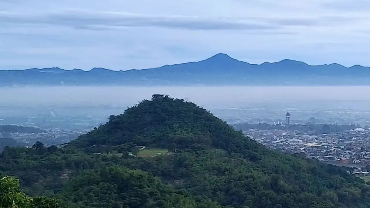 Pemandangan sekitar Gunung Sidu di Soreang Bandung. (Dok: IG @mpah_aang https://www.instagram.com/p/DDelDaLy3Ms/?img_index=9&igsh=MWYzNGZpcTM0a3FmcA==)