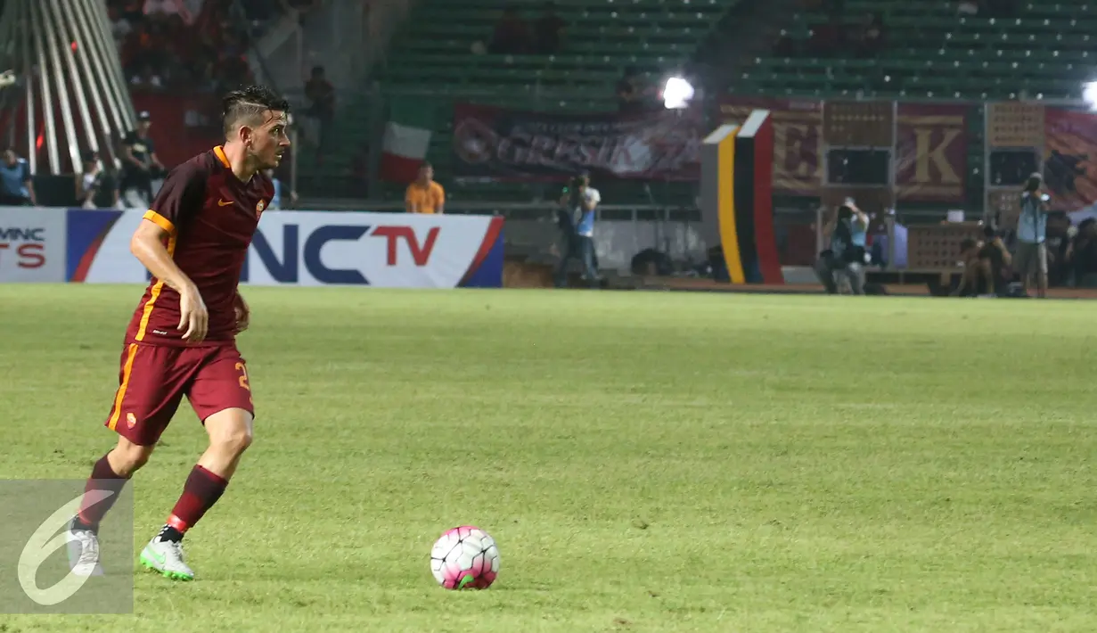 Alessandro Florenzi tengah bersiap memberikan umpan kepada pemain lain di pertandingan AS Roma D, SUGBK, Jakarta, Sabtu (25/7/2015). (Liputan6.com/Herman Zakharia)