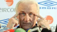 Gaya pelatih Republik Irlandia, Giovanni Trapattoni di sesi konferensi pers jelang laga kualifikasi PD 2010 lawan Italia di St Elia Stadium, Bari, 31 Maret 2009. AFP PHOTO / ALBERTO PIZZOLI 