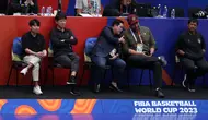 Pelatih Timnas Indonesia, Shin Tae-yong, menonton pertandingan Piala Dunia FIBA 2023 di Indonesia, Jakarta (29/8/2023) bersama Ketua Umum PSSI, Erick Thohir, Menteri Pemuda dan Olahraga, Dito Ariotedjo, dan Direktur Teknik PSSI, Indra Sjafri. (Bola.com/Bagaskara Lazuardi)