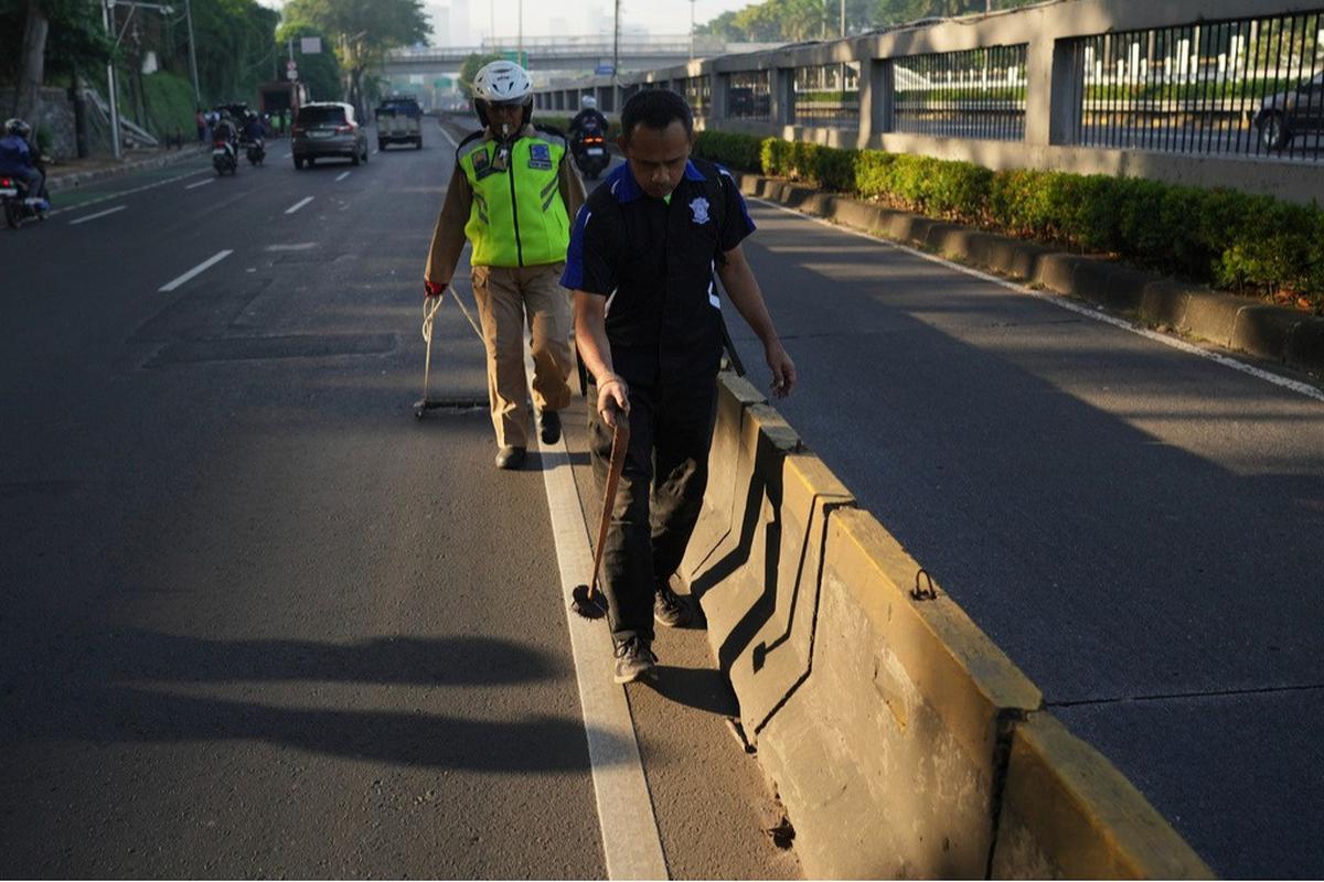 Aksi Tim Saber bersihkan paku di jalanan Jakarta