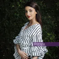 Meski demikian, perkara ibu dua anak itu belum berakhir. Lantaran permohonan hak asuh anak yang turut diajukan menyusul di tolak oleh hakim. Waktu 14 setelah putusan cerai diberikan untuk kembali mendapatkan hak asuh anaknya. (Adrian Putra/Bintang.com)