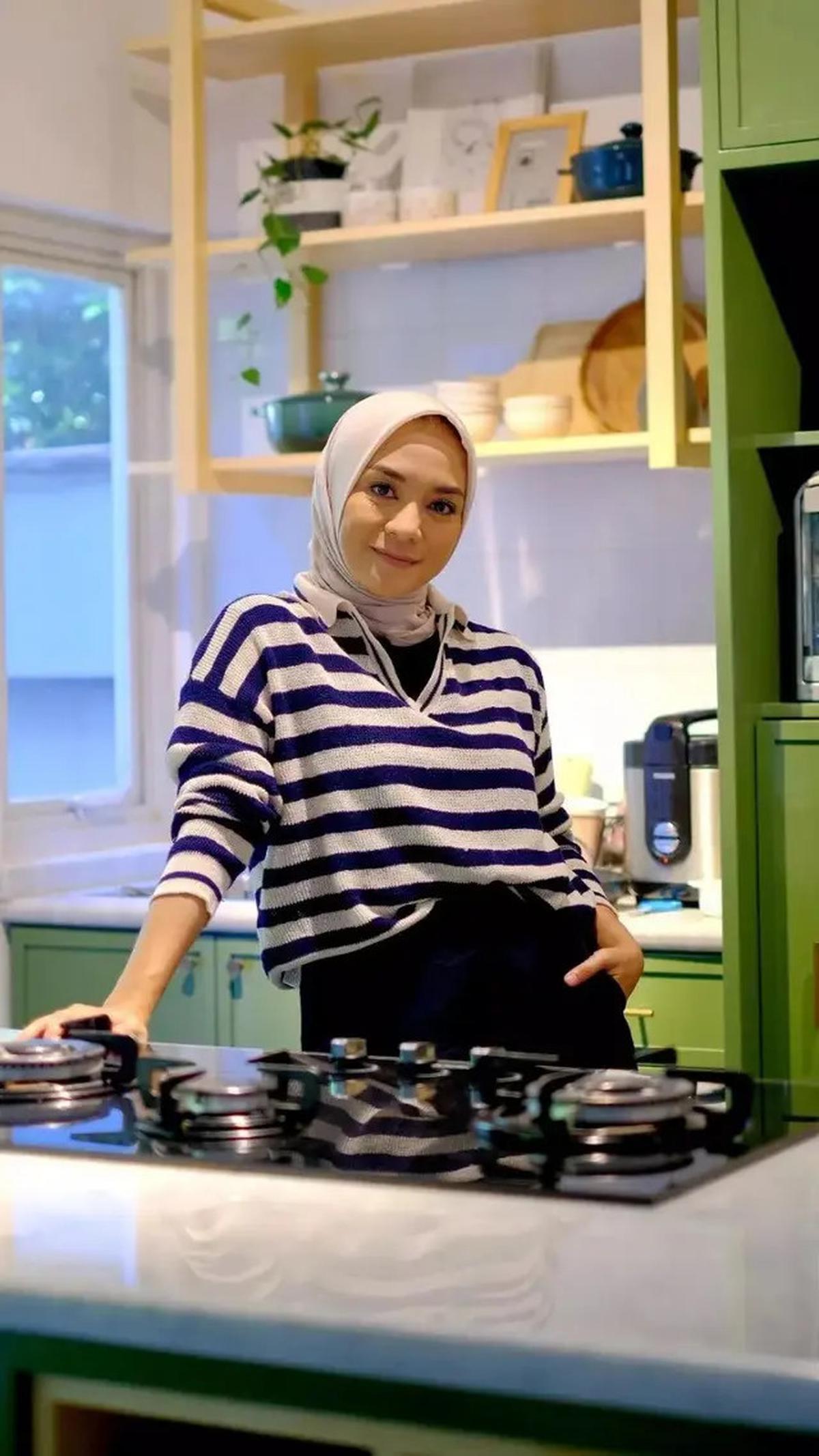 Potret Dapur di Rumah Enno Lerian, Model Nuansa Hijau Minimalis yang Menyegarkan