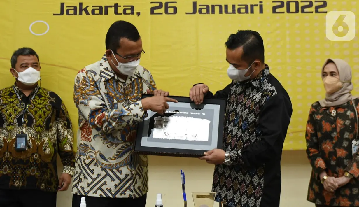 Direktur Utama Bank BTN Haru Koesmahargyo dan Direktur Utama Rumah Sakit Fatmawati Andi Saguni bertukar cinderamata pada acaea tanggung jawab sosial dan lingkungan (TJSL) di RSUP Fatmawati Jakarta, Rabu (26/01/2022). (Liputan6.com/HO/BTN)