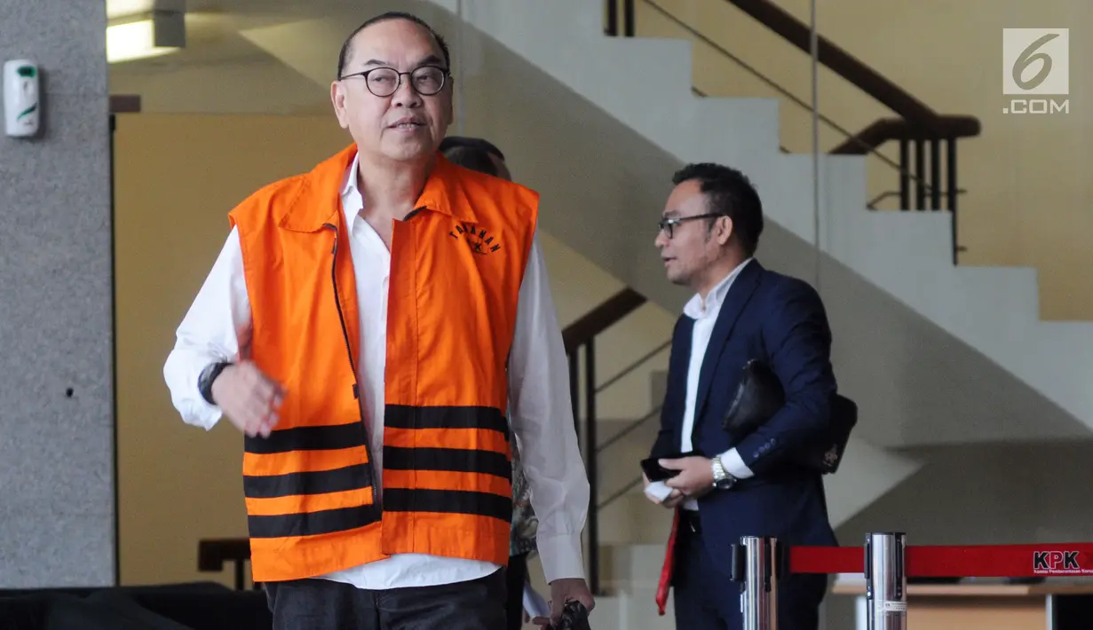 Pemegang saham Blackgold Natural Resources Limited, Johannes Budisutrisno Kotjo usai menjalani pemeriksaan di Gedung KPK, Jakarta, Senin (10/9). Johannes diperiksa sebagai tersangka. (Merdeka.com/Dwi Narwoko)
