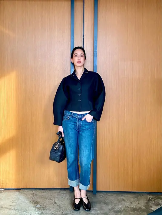 OOTD Annie Chen ini bisa jadi outfit ngantor yang effortless. Padukan kemeja berlengan gelembung dengan celana jeans dan D-Motion Bag dari Dior [Dior]