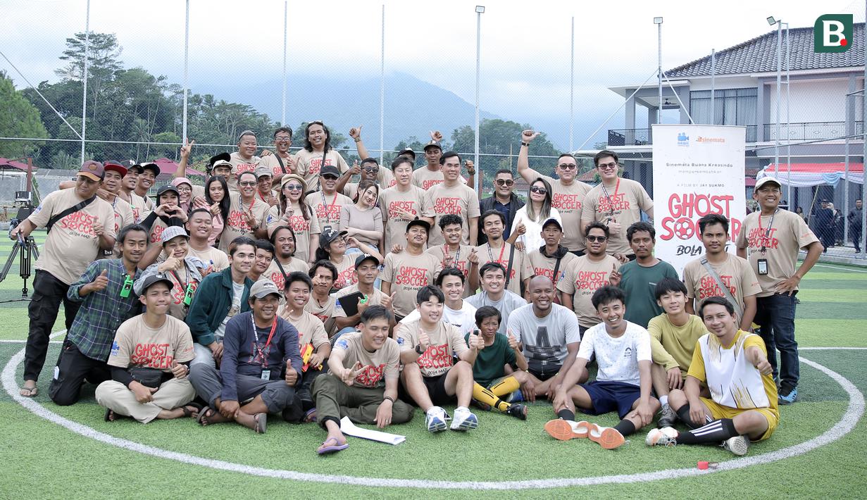 Mantan pelatih Timnas Indonesia, Shin Tae-yong berfoto bersama dengan sejumlah kru dan pemeran film Ghost Soccer: Bola Mati yang berlangsung di Cisalak, Subang, Jawa Barat pada Minggu (19/01/2025). (Bola.com/Rivo Falah Naufal)