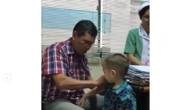 cara unik dokter anak ini menyuntik jadi viral (foto: Instagram/@makassar_iinfo)