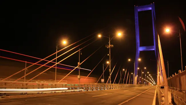 Indahnya Jembatan Suramadu di malam hari.