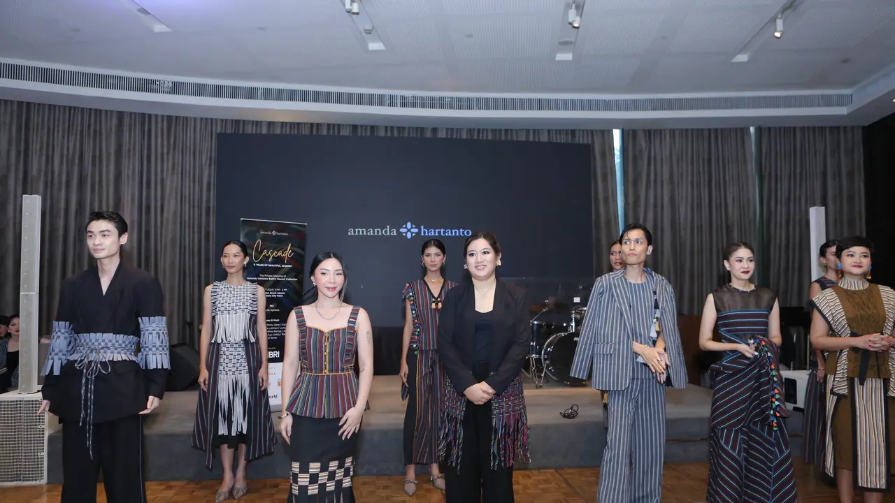 Selebrasi 11 Tahun Amanda Hartanto Batik Lewat Keindahan Lurik di Koleksi Cascade