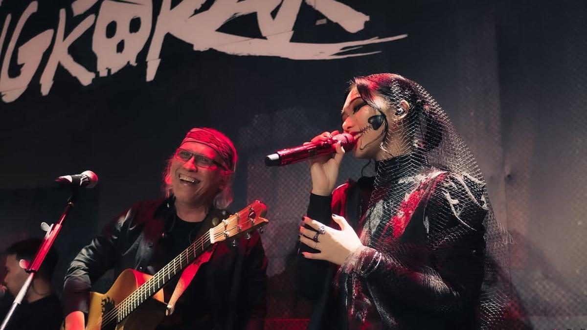 Pesona Misterius Isyana Sarasvati dengan Makeup Wajah Tengkorak Saat Duet Bareng Iwan Fals