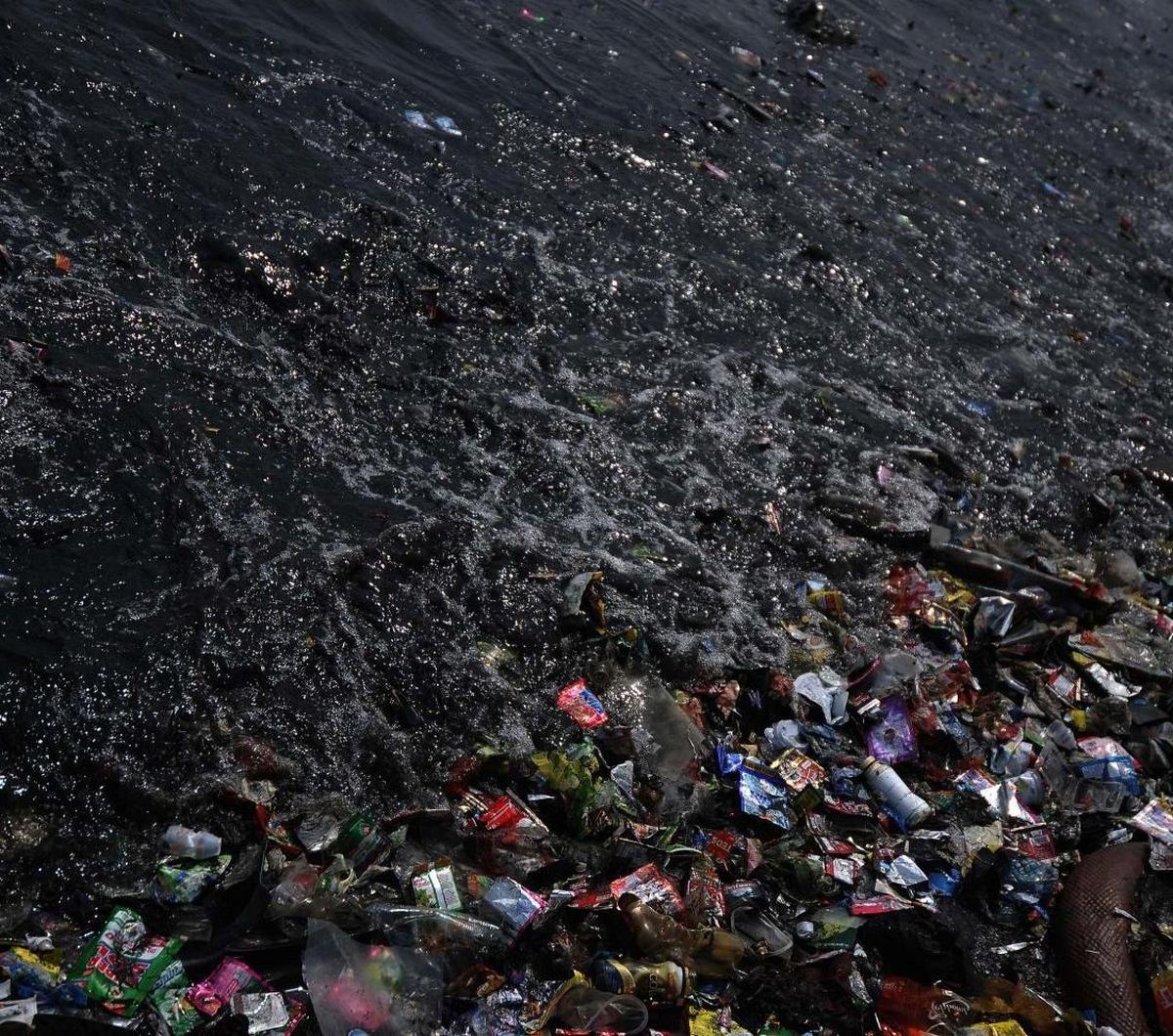 Sampah plastik yang mencemari kawasan pesisir dan laut kerap kali mengganggu nelayan. Mereka pun mengaku semakin sulit untuk menangkap ikan. Foto: merdeka.com / Imam Buhori<br>