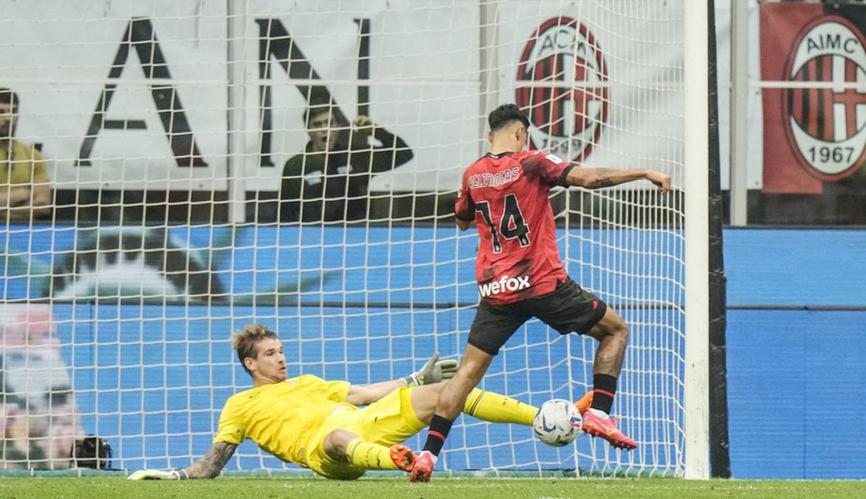 Pemain AC Milan, Tijjani Reijnders, berusaha mencetak gol ke gawang Lazio pada giornata ketujuh Serie A 2023/2024 di Stadion San Siro, Mingggu (1/10/2023). AC Milan menang dengan skor 2-0. (AP Photo/Luca Bruno)
