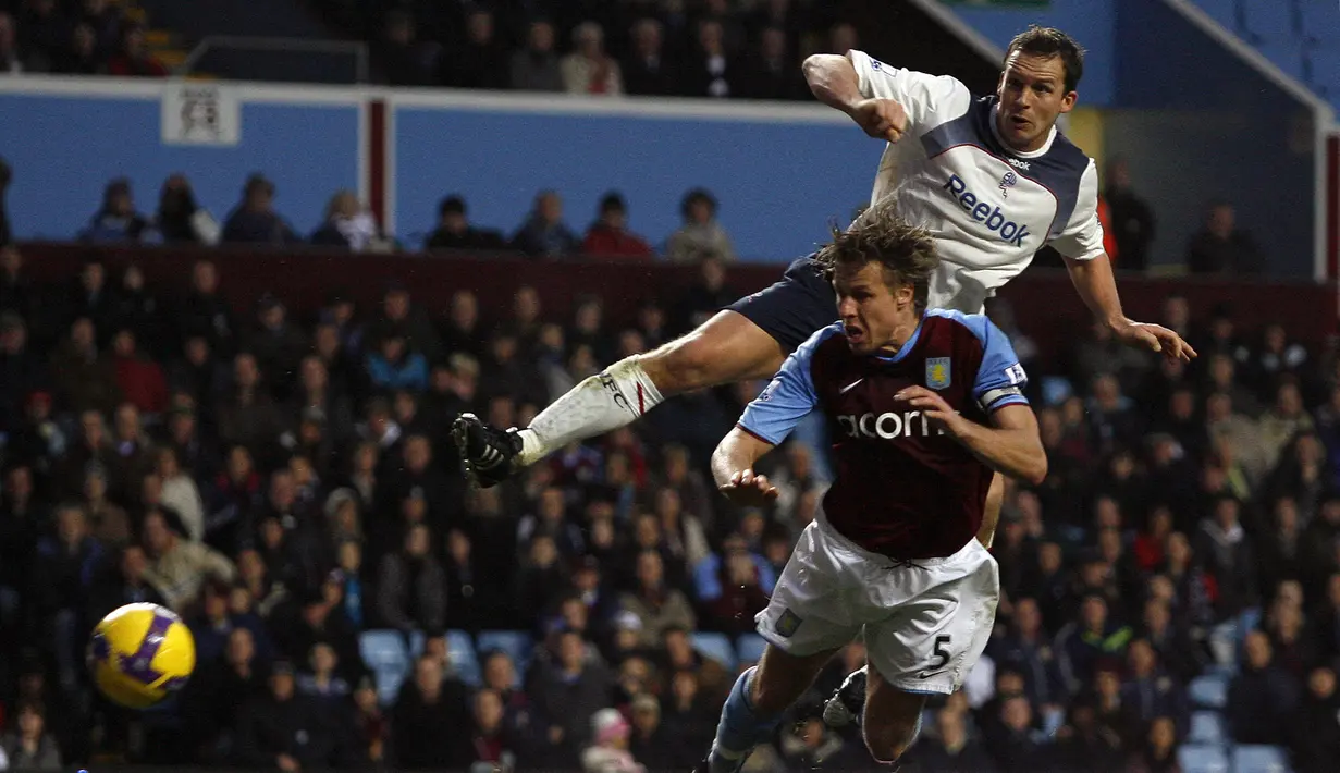 Pemain Bolton Wanderers Kevin Davies (atas) pernah mencetak gol, memberikan umpan yang membuahkan gol, serta mencetak gol bunuh diri saat melawan Aston Villa pada tahun 2008. Ia memberikan umpan yang membuahkan gol kepada Johan Elmander pada menit ke-17. Davies juga membobol gawangnya sendiri pada menit ke-40 serta mencetak gol pada menit ke-86. (AFP/Ian Kington)
