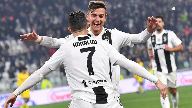 Striker Juventus, Cristiano Ronaldo, melakukan selebrasi bersama Paulo Dybala usai membobol gawang Frosinone pada laga Serie A di Stadion Allianz, Turin, Jumat (15/2). Juventus menang 3-0 atas Frosinone. (AP/Alessandro Di Marco)