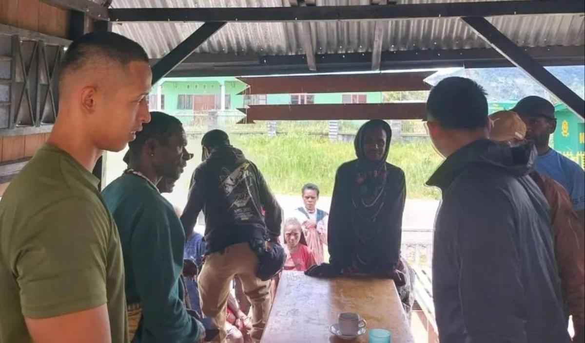 Melihat hal itu, warga pun langsung bergegas berlindung di Pos Satgas 330 Tri Dharma. <br>