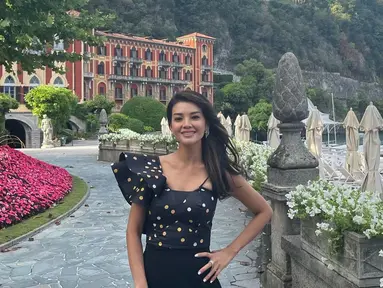 Tampil menawan di tepi Danau Como, Italia yang memiliki pemandangan Indah. Sosok Farah Quinn tampil menawan dengan busana bernuansa hitam. Sosoknya yang tampil stylish ini sempat menuai banyak perhatian netizen. Danau Como sendiri menjadi salah satu lokasi wisata yang banyak dikunjungi para selebriti asal Indonesia. (Liputan6.com/IG/@farahquinnofficial)