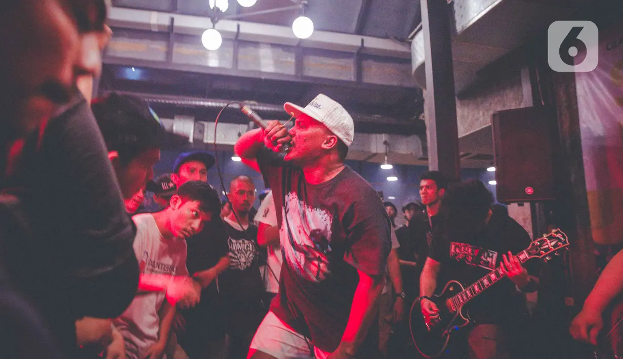 Penampilan salah satu band yang memeriahkan acara musik South Fest #2 di Jakarta, Minggu (10/10/2021).  Pemerintah mengizinkan penyelenggaraan kegiatan berskala besar dengan syarat mematuhi protokol kesehatan yang ketat. (Liputan6.com/Faizal Fanani)
