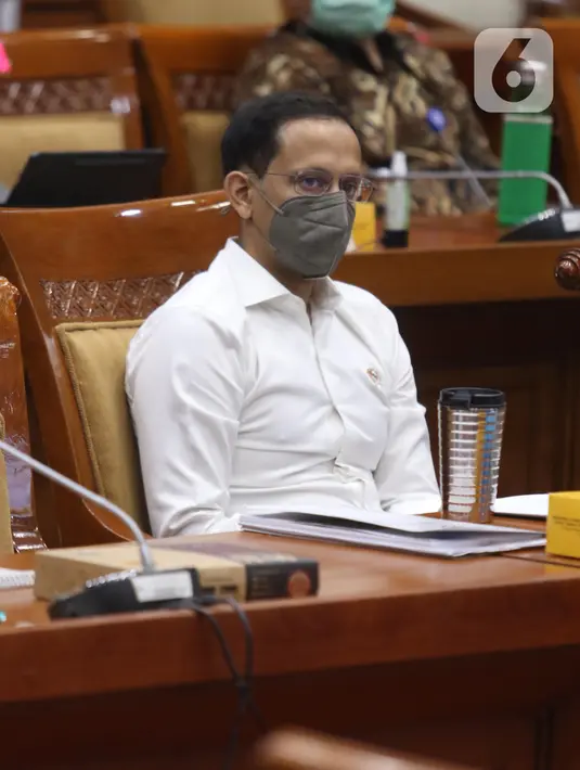 Mendikbudristek Nadiem Makarim mengikuti rapat kerja dengan Komisi X DPR di Kompleks Parlemen, Jakarta, Selasa (15/6/2021). Rapat membahas Rencana Kerja Pemerintah Kementerian/Lembaga (RKP K/L) dan Rencana Kerja Anggaran Kementerian/Lembaga (RKA K/L) tahun 2022. (Liputan6.com/Angga Yuniar)