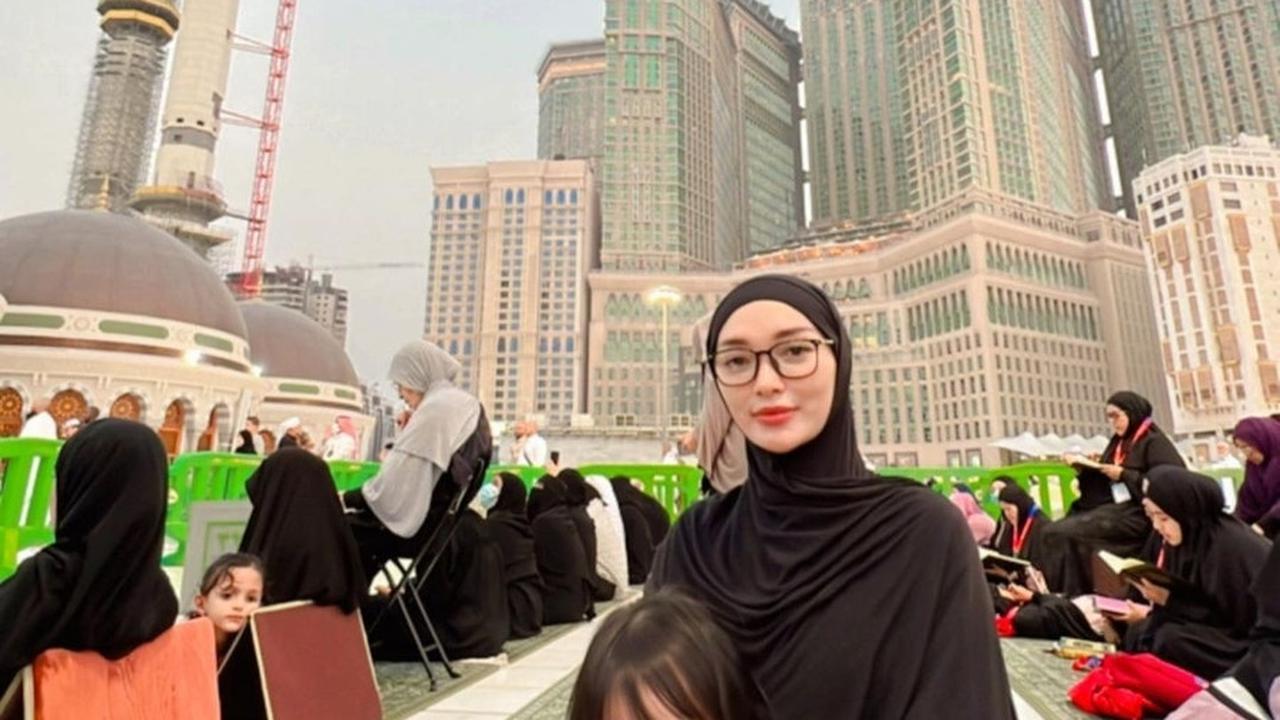 Meski beredar kabar bangkrut akibat penjualan rumahnya yang kontroversial, Zaskia tetap tenang dan fokus pada ibadah umrah.