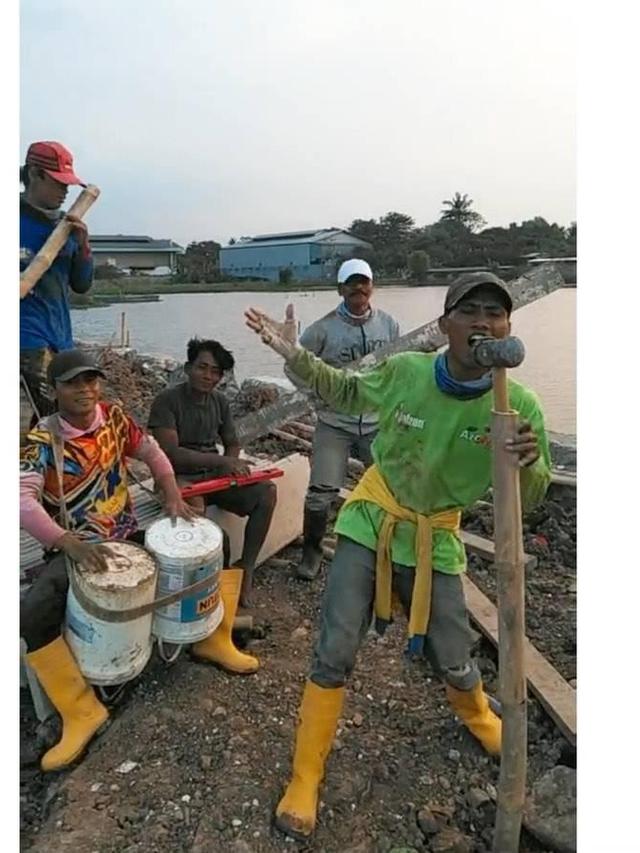 6 Kelakuan Nyeleneh Tukang Bangunan saat Bersantai Ini Bikin Tepuk Jidat