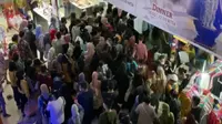 Mal Panaukang terlihat ramai dengan kerumunan orang menjelang Hari Raya Idul Fitri. (Liputan6.com/ @ammang)