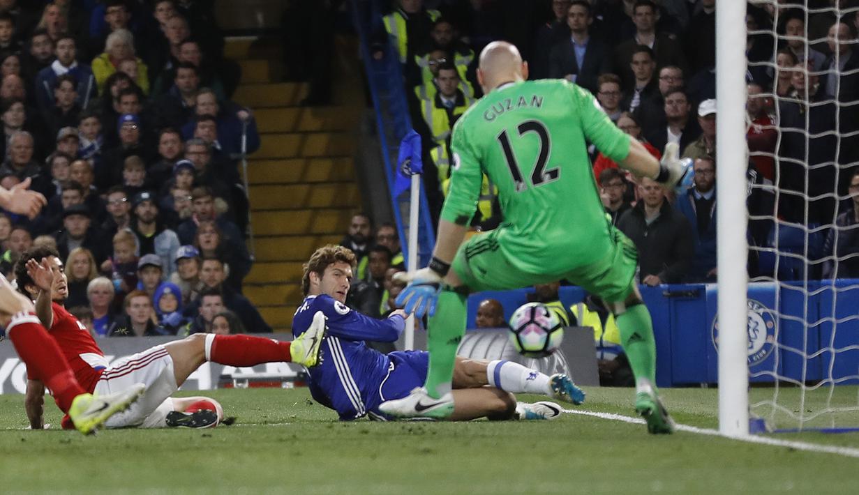 Aksi Pemain Chelsea, Marcos Alonso (tengah) saat meceploskan bola ke gawang  Middlesbrough pada lanjutan Premier League di Stamford Bridge, London, (8/5/2017). Chelsea menang 3-0. (AP/Frank Augstein)
