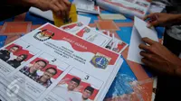 Sejumlah petugas menyelesaikan pekerjaan melipat surat suara Pilkada DKI Jakarta 2017 di Gudang Logistik KPU Jakarta Pusat, Senin (24/1). Saat ini ada 154 dus berisi surat suara tersimpan di gudang logistik KPU Jakarta Pusat. (Liputan6.com/Gempur M Surya)