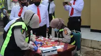 Nampak beberapa anggota polres Garut, menunggu giliran untuk melakukan tes urine di depan tim kesehatan polres Garut, Jawa Barat. (Liputan6.com/Jayadi Supriadin)