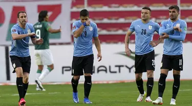 Pemain Uruguay Diego Godin (kiri) mendebat wasit dekat rekan setimnya Luis Suarez (tengah), Jonathan Rodriguez (kedua kanan) dan Mauro Arambarri saat melawan Bolivia pada pertandingan kualifikasi Piala Dunia 2022 di Stadion Hernando Siles, La Paz, Bolivia, 16 November 2021. (AP Photo/Juan Karita)