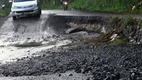 Fasilitas jalan raya yang rusak karena minim perhatian yang berada di wilayah Garut Selatan. (Liputan6.com/Jayadi Supriadin)