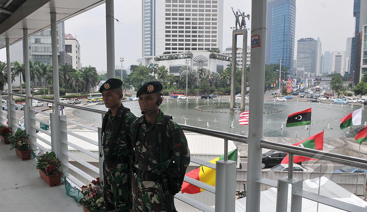 Sejumlah aparat keamanan terlihat berjaga di jembatan penyeberangan orang (JPO) kawasan Bundaran HI, Jakarta, Sabtu (18/4/2015). Sterilisasi dilakukan di tempat-tempat umum yang dilalui peserta Konferensi Asia Afrika (KAA). (Liputan6.com/Johan Tallo)