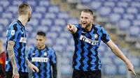 Bek Inter Milan, Milan Skriniar, melakukan selebrasi usai mencetak gol ke gawang AS Roma pada laga Liga Italia di Stadion Olimpico, Roma, Minggu (10/1/2021). Kedua tim bermain imbang 2-2. (AP Photo/Gregorio Borgia)