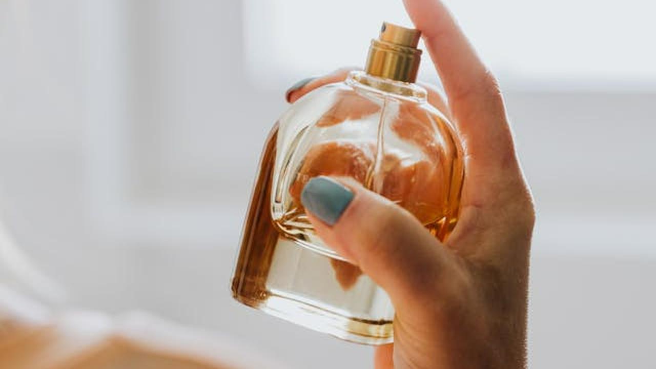 Seseorang yang Hendak Menyemprotkan Parfum