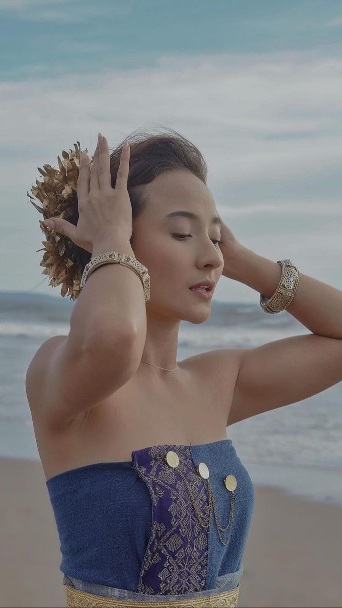 Mengenakan Kebaya di Pantai <br>