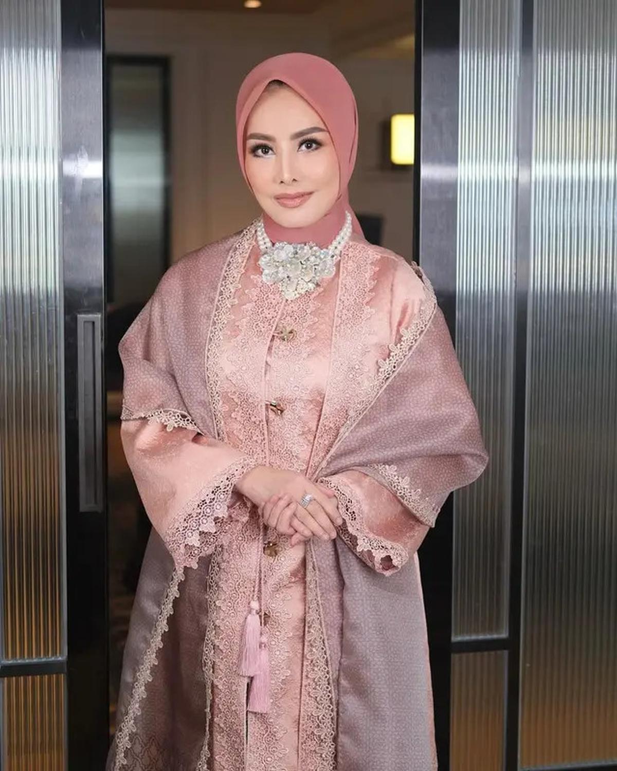 7 Potret Cici Faramida Tetap Cantik dan Awet Muda di Usia 50-an, Outfitnya Selalu Elegan