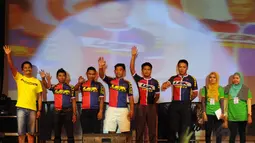 18 tim akan tampil dalam lomba balap sepeda Internasional Tour De Banyuwangi Ijen, (15/10/2014). Tampak, sejumlah pembalap memberikan salam saat malam pembukaan Internasional Tour De Banyuwangi Ijen.(Liputan6.com/Helmi Fithriansyah)