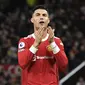 Striker Manchester United Cristiano Ronaldo kecewa setelah kehilangan peluang mencetak gol ke gawang Burnley pada pertandingan Liga Inggris di Old Trafford, Jumat (31/12/2021) dini hari WIB. (Oli SCARFF / AFP)