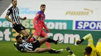 Pemain Newcastle Matt Ritchie, kiri, menembak ke gawang selama pertandingan sepak bola Liga Utama Inggris antara Newcastle United v Chelsea di St.James 'Park di Newcastle, Inggris, Sabtu, 21 November 2020. (Owen Humphreys / Pool via AP)