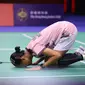 Tunggal putri Putri Kusuma Wardani sujud syukur usai mengalahkan Tomoka Miyazaki pada laga semifinal Hong Kong Open 2024 di Hong Kong Coliseum, Sabtu (14/9). Putri KW menang&nbsp;22-20, 21-23, dan 21-18. (foto: PP PBSI)