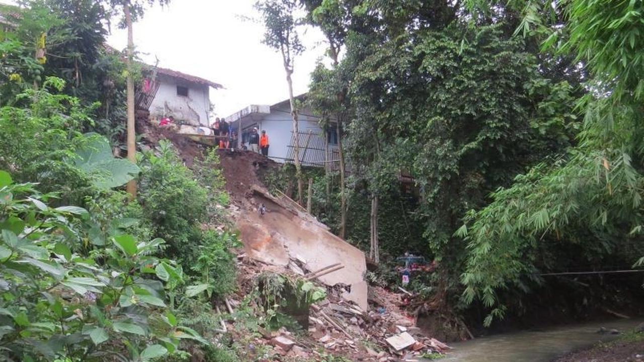 Longsor Jember: Satu Rumah Ambruk, Sembilan Lainnya Terisolasi di Kaliwates