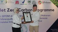 Kepala Badan POM Penny K. Lukito menerima penghargaan dari MURI, atas inisiasi Program Net Zero Carbon dengan kategori Program pertama Net Zero Carbon Emission melalui penanaman mangrove dengan kolaborator perusahaan obat dan makanan (Dok. Humas BPOM / Nefri Inge)