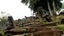 Dua batu berdiri (menhir) yang ada jelang teras pertama situs Gunung Padang diyakini sebagai pintu pembuka lawang dan memiliki cerita tersendiri, Cianjur, Jawa Barat, (20/9/2014). (Liputan6.com/Helmi Fithriansyah)