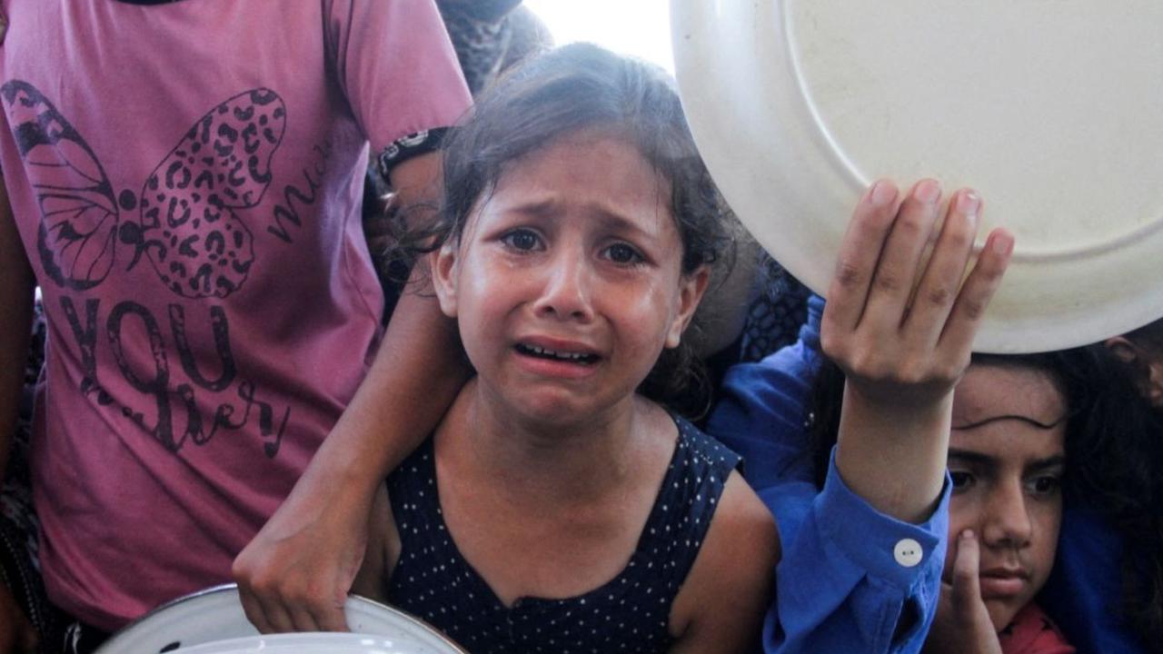 Kondisi yang mencekam ini membuat kehidupan sehari-hari menjadi sangat sulit, terutama bagi anak-anak yang harus bertahan hidup di tengah kelangkaan pangan. Foto: REUTERS / Mahmoud Issa<br>
