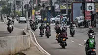 Pengendara sepeda motor memutar arah saat penyekatan PPKM Darurat di kawasan Lampiri, Kalimalang, Jakarta, Senin (5/7/2021). Penyekatan ini dilakukan untuk membatasi pergerakan di perbatasan Jakarta guna memutus penyebaran COVID-19. (merdeka.com/Iqbal S. Nugroho)