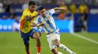 Gelandang Kolombia, Richard Rios, membayangi pemain sayap Argentina, Angel Di Maria, dalam laga final Copa America 2024, Senin (15/7/2024) pagi WIB. (AP Photo/Rebecca Blackwell)