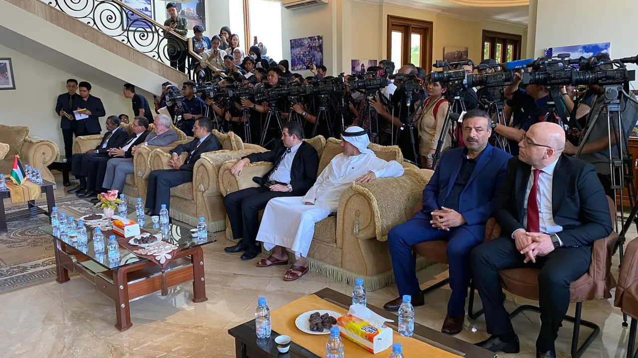 Duta Besar Palestina untuk Indonesia Zuhair Al Shun menerima kunjungan dan dukungan dari beberapa perwakilan negara Arab di Menteng, Jakarta Pusat pada Selasa (10/10) (Liputan6.com/Teddy Tri Setio Berty).