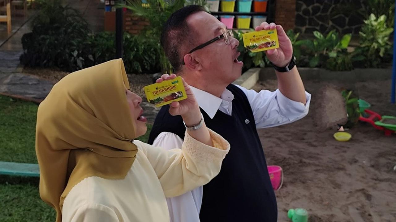 Iklan Terbaru Tolak Angin Anak Hadirkan Rhenald Kasali dan Sang Istri, Bawa Pesan Konsumsi Jamu Sejak Dini