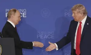 Presiden Donald Trump&nbsp;hendak menjabat tangan Presiden Rusia Vladimir Putin saat konferensi pers bersama di Pangkalan Gabungan Elmendorf-Richardson, Alaska, Amerika Serikat, Jumat (15/8/2025). (Dok. AP/Jae C. Hong)
