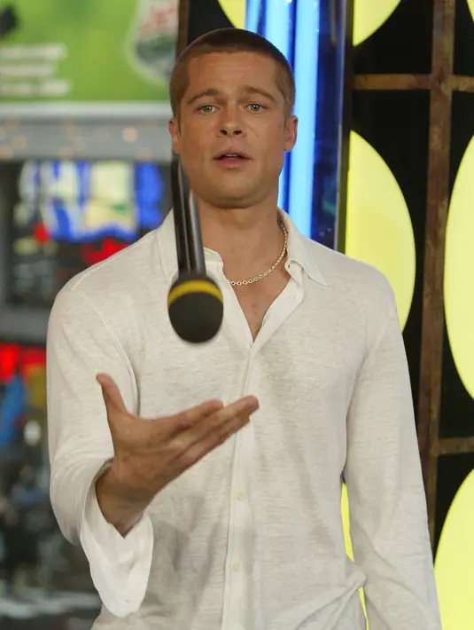 Atas berbagai tuduhan yang menimpanya, kabarnya Brad Pitt terlihat sangat sedih. Berbagai cara ia lakukan untuk menghapus kesedihannya, salah satunya, ia menghabiskan waktu di rumah sabatnya, George Clooney. (AFP/Bintang.com)